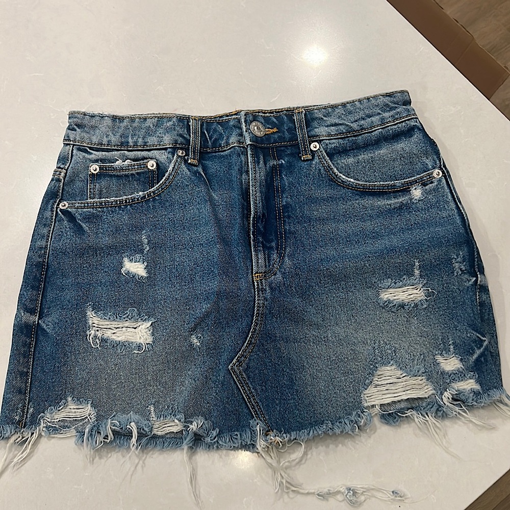 ZARA RIPPED MINI DENIM SKIRT M